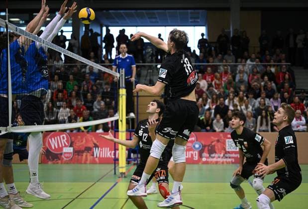 Volleyball 2. Bundesliga Saison 2023 2024 TV Rottenburg - Volley Young Stars Friedrichshafen 19.11.2023 Giulio Wahrlich (Mitte vorn, TV Rottenburg) und Yannick Menke (Mitte hinten, TV Rottenburg) beobachtet von Timon Schippmann (re, TV Rottenburg) und Linus Hermann (2.v.re, TV Rottenburg)