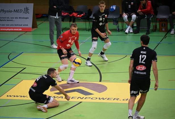 Volleyball 2. Bundesliga Saison 2023 2024 TV Rottenburg - Volley Young Stars Friedrichshafen 19.11.2023 Jakob Elsaesser (li, TV Rottenburg) bei der Annahme beobachtet von seinem Bruder Hannes Elsaesser (2.v.li, TV Rottenburg)