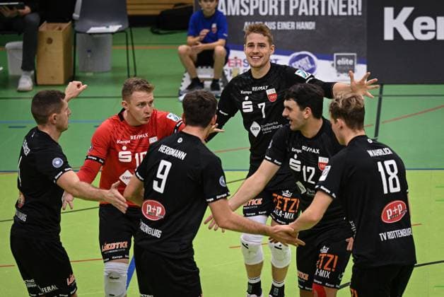 Volleyball 2. Bundesliga Saison 2023 2024 TV Rottenburg - Volley Young Stars Friedrichshafen 19.11.2023 Team TV Rottenburg; Jakob Elsaesser, Hannes Elsaesser, Linus Hermann, Timon Schippmann, Yannick Menke und Giulio Wahrlich (v.li.)
