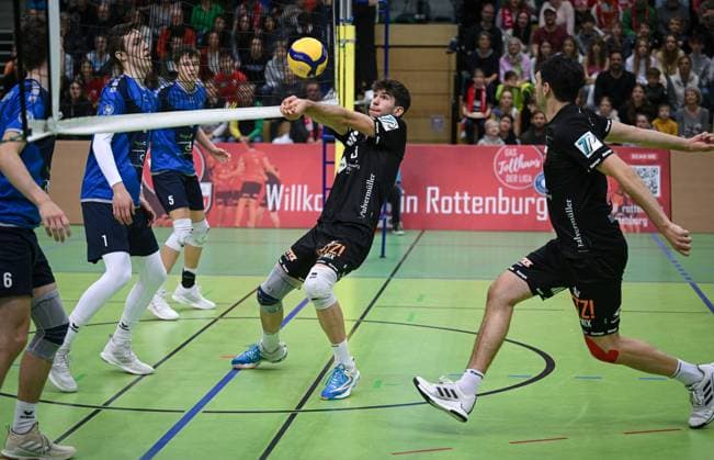 Volleyball 2. Bundesliga Saison 2023 2024 TV Rottenburg - Volley Young Stars Friedrichshafen 19.11.2023 Linus Hermann (Mitte, TV Rottenburg) und Yannick Menke (re, TV Rottenburg)