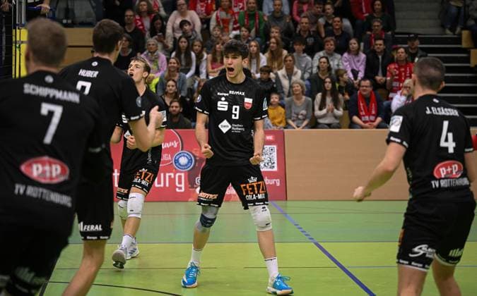Volleyball 2. Bundesliga Saison 2023 2024 TV Rottenburg - Volley Young Stars Friedrichshafen 19.11.2023 JUBEL TV Rottenburg; Linus Hermann (Mitte)