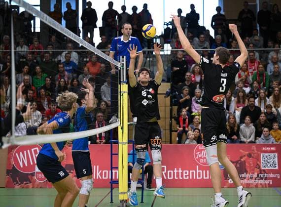 Volleyball 2. Bundesliga Saison 2023 2024 TV Rottenburg - Volley Young Stars Friedrichshafen 19.11.2023 Linus Hermann (Mitte, TV Rottenburg; ) und Jan Huber (re, TV Rottenburg)