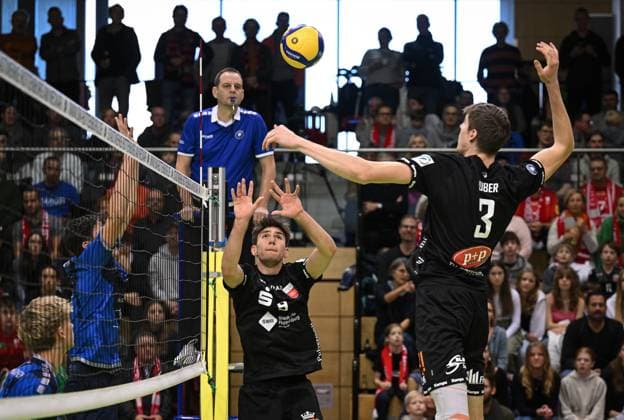 Volleyball 2. Bundesliga Saison 2023 2024 TV Rottenburg - Volley Young Stars Friedrichshafen 19.11.2023 Linus Hermann (Mitte, TV Rottenburg; ) und Jan Huber (re, TV Rottenburg)