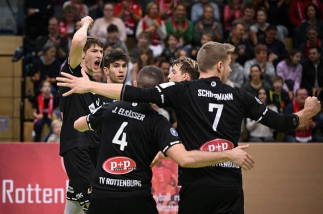 Volleyball 2. Bundesliga Saison 2023 2024 TV Rottenburg - Volley Young Stars Friedrichshafen 19.11.2023 Teamjubel TV Rottenburg; Jan Huber, Linus Hermann, Jakob Elsaesser und Timon Schippmann (v.li.)