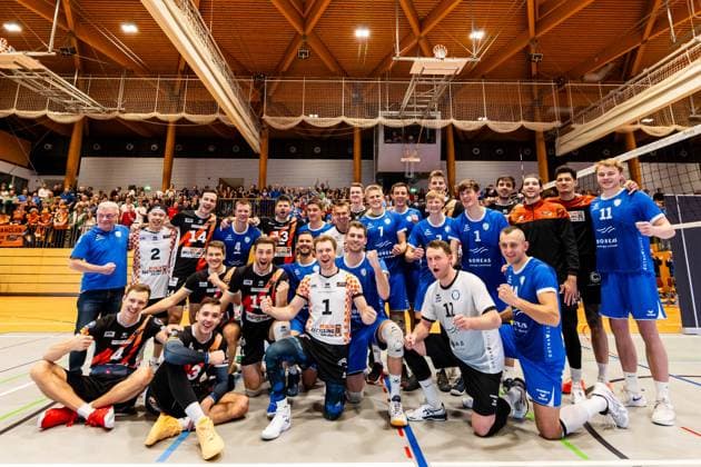 Sport Themen der Woche KW46 Sport Bilder des Tages 19.11.2023, GER, Volleyball, Maenner, Saison 23 24, DVV-Pokal Viertelfinale, Blue Volleys Gotha - Berlin Recycling Volleys Gruppenbild Team Mannschaftsbilder nach dem Pokalspiel der Blue Volleys Gotha gegen Berlin Recycling Volleys 99885 Ohrduf Goldberghalle 3-Feld-Mehrzweck Thüringen Deutschland *** 19 11 2023, GER, Volleyball, Men, Season 23 24, DVV Cup Quarterfinals, Blue Volleys Gotha Berlin Recycling Volleys Group picture Team Team pictures after the cup match of Blue Volleys Gotha against Berlin Recycling Volleys 99885 Ohrduf Goldberghalle 3 Field Multipurpose Thuringia Germany