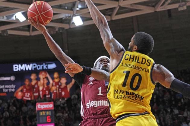1 Sylvain Francisco (FCBB) gegen 10 Elijah Childs (Ludwigsburg) Aktion, Zweikampf, Basketball BBL FC Bayern Muenchen - MHP Riesen Ludwigsburg im BMW Park am 19.11.2023 FOTO: Mladen Lackovic LakoPress