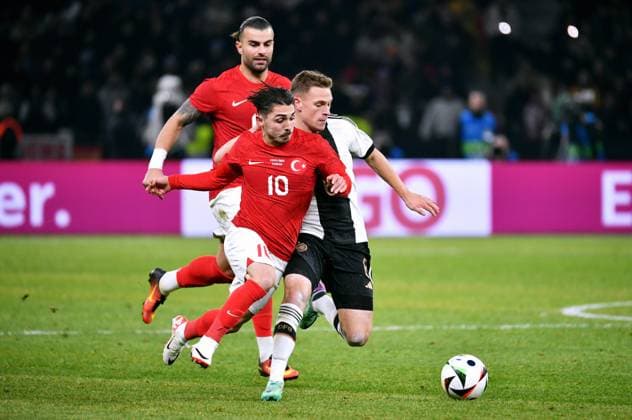 Fussball, Herren, Deutschland, Nationalmannschaft, Länderspiel, Olympiastadion Berlin: Deutschland - Türkei 2:3; Joshua Kimmich (GER), Abdülkadir Ömür (TUR), Abdülkerim Bardakci (TUR). Aktion DFB REGULATIONS PROHIBIT ANY USE OF PHOTOGRAPHS AS IMAGE SEQUENCES AND OR QUASI-VIDEO.