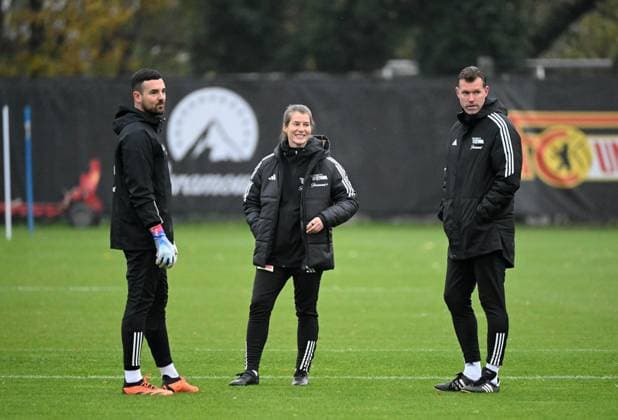 Sport Themen der Woche KW47 Sport Bilder des Tages Fussball, Herren, Saison 2023 2024, 1. Bundesliga, 1. FC Union Berlin, medienöffentliches Training, v. l. Torwarttrainer Niklas Knezevic (1. FC Union Berlin), Co-Trainerin Marie-Louise Eta (1. FC Union Berlin), Interimstrainer Trainer Marco Grote (1. FC Union Berlin), 20.11. 2023, *** Football, Men, Season 2023 2024, 1 Bundesliga, 1 FC Union Berlin, media training, from left goalkeeper coach Niklas Knezevic 1 FC Union Berlin , co-coach Marie Louise Eta 1 FC Union Berlin , interim coach coach Marco Grote 1 FC Union Berlin , 20 11 2023, Copyright: xMatthiasxKochx