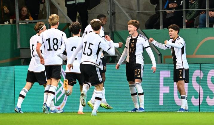 Sport Bilder des Tages 20.11.2023 - Fussball - Deutsche Fussballnationalmannschaft Nationalmannschaft der U20-Juniornen DFB - Länderspiel : Deutschland gg England - - xwoxzix - Torjubel Jubel Freude nach Treffer Tor Torschuß zum 1:0 durch Paul Wanner (17, Deutschland ) -
