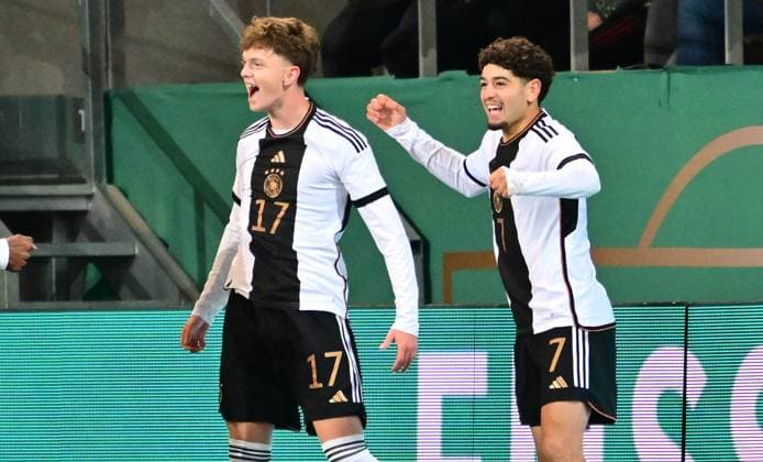 20.11.2023 - Fussball - Deutsche Fussballnationalmannschaft Nationalmannschaft der U20-Juniornen DFB - Länderspiel : Deutschland gg England - - xwoxzix - Torjubel Jubel Freude nach Treffer Tor Torschuß zum 1:0 durch Paul Wanner (17, Deutschland ) - Paul Wanner (17, Deutschland ) Ben Bobzien (7, Deutschland )