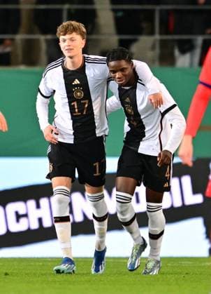 20.11.2023 - Fussball - Deutsche Fussballnationalmannschaft Nationalmannschaft der U20-Juniornen DFB - Länderspiel : Deutschland gg England - - xwoxzix - Torjubel Jubel Freude nach Treffer Tor Torschuß zum 1:0 durch Paul Wanner (17, Deutschland ) - Paul Wanner (17, Deutschland ) Hendry Blank (4, Deutschland )