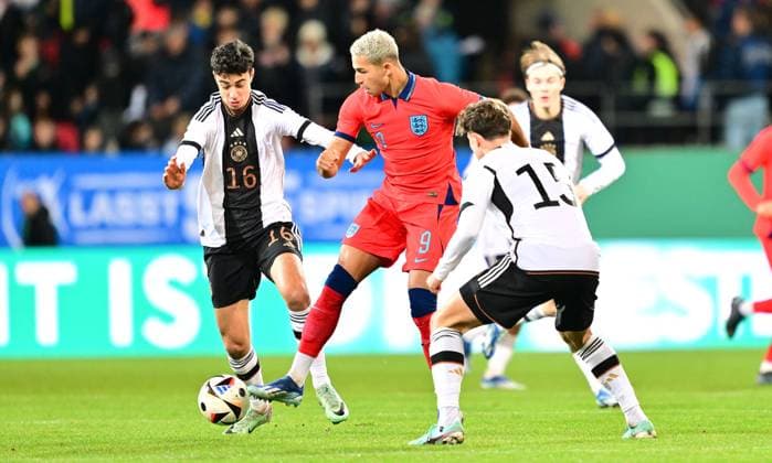 20.11.2023 - Fussball - Deutsche Fussballnationalmannschaft Nationalmannschaft der U20-Juniornen DFB - Länderspiel : Deutschland gg England - - xwoxzix - Aleksandar Pavlovic (16, Deutschland ) Mateo Joseph (9, England ) Tim Oermann (15, Deutschland )