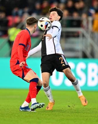 20.11.2023 - Fussball - Deutsche Fussballnationalmannschaft Nationalmannschaft der U20-Juniornen DFB - Länderspiel : Deutschland gg England - - xwoxzix - Alfie Devine (10, England ) Nicolas Oliveira (2, Deutschland )