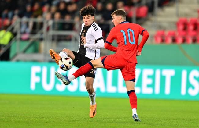 20.11.2023 - Fussball - Deutsche Fussballnationalmannschaft Nationalmannschaft der U20-Juniornen DFB - Länderspiel : Deutschland gg England - - xwoxzix - Nicolas Oliveira (2, Deutschland ) Alfie Devine (10, England )