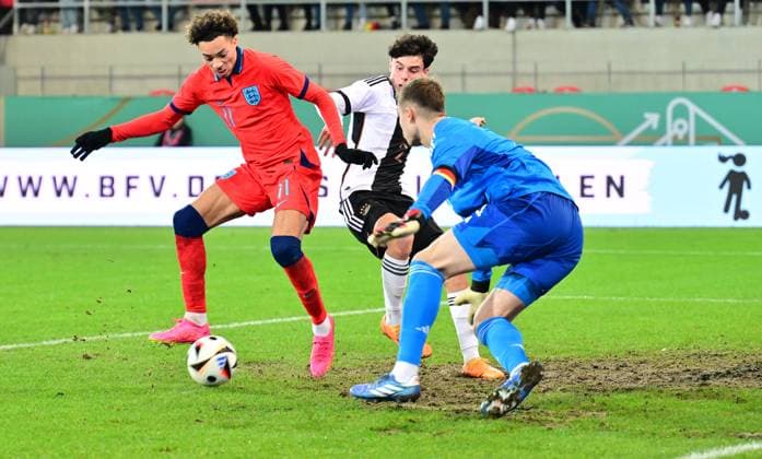 20.11.2023 - Fussball - Deutsche Fussballnationalmannschaft Nationalmannschaft der U20-Juniornen DFB - Länderspiel : Deutschland gg England - - xwoxzix - Sam Edozie (11, England ) Nicolas Oliveira (2, Deutschland ) Tjark Ernst (1, Deutschland ) Chance Torchance