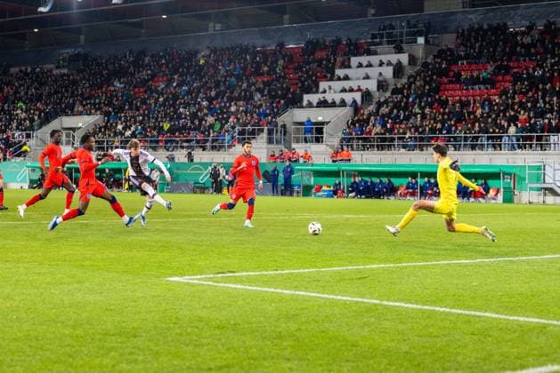 20.11.2023, Fussball, GER, Länderspiel, U20 Elite League, Deutschland - England Fußball Paul Wanner erzielt das 1:0 für Deutschland DFL REGULATIONS PROHIBIT ANY USE OF PHOTOGRAPHS AS IMAGE SEQUENCES AND OR QUASI-VIDEO. Regensburg Bayern Deutschland Jahnstadion Regensburg
