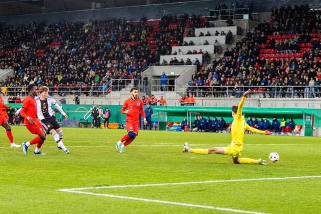 20.11.2023, Fussball, GER, Länderspiel, U20 Elite League, Deutschland - England Fußball Paul Wanner erzielt das 1:0 für Deutschland DFL REGULATIONS PROHIBIT ANY USE OF PHOTOGRAPHS AS IMAGE SEQUENCES AND OR QUASI-VIDEO. Regensburg Bayern Deutschland Jahnstadion Regensburg