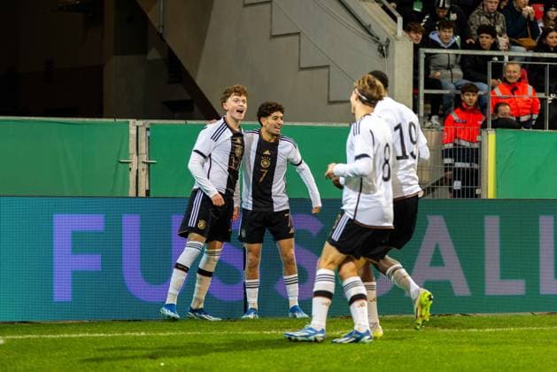 20.11.2023, Fussball, GER, Länderspiel, U20 Elite League, Deutschland - England Fußball Jubel nach dem 1:0 für Deutschland durch Paul Wanner DFL REGULATIONS PROHIBIT ANY USE OF PHOTOGRAPHS AS IMAGE SEQUENCES AND OR QUASI-VIDEO. Regensburg Bayern Deutschland Jahnstadion Regensburg