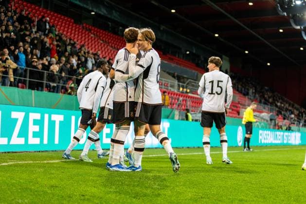 20.11.2023, Fussball, GER, Länderspiel, U20 Elite League, Deutschland - England Fußball Jubel nach dem 1:0 für Deutschland durch Paul Wanner DFL REGULATIONS PROHIBIT ANY USE OF PHOTOGRAPHS AS IMAGE SEQUENCES AND OR QUASI-VIDEO. Regensburg Bayern Deutschland Jahnstadion Regensburg