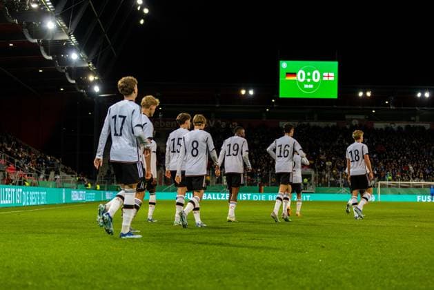 20.11.2023, Fussball, GER, Länderspiel, U20 Elite League, Deutschland - England Fußball Jubel nach dem 1:0 für Deutschland durch Paul Wanner DFL REGULATIONS PROHIBIT ANY USE OF PHOTOGRAPHS AS IMAGE SEQUENCES AND OR QUASI-VIDEO. Regensburg Bayern Deutschland Jahnstadion Regensburg