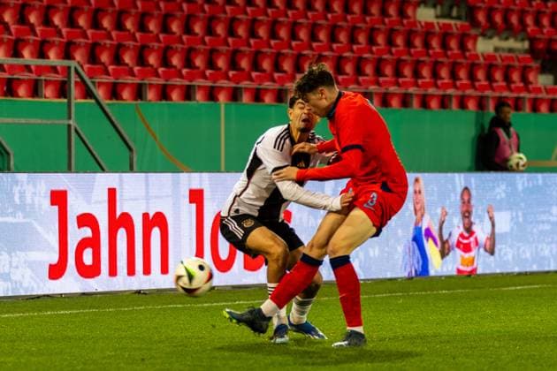 20.11.2023, Fussball, GER, Länderspiel, U20 Elite League, Deutschland - England Fußball Ben Bobzien (li.) gegen Luke Chambers (Eng) DFL REGULATIONS PROHIBIT ANY USE OF PHOTOGRAPHS AS IMAGE SEQUENCES AND OR QUASI-VIDEO. Regensburg Bayern Deutschland Jahnstadion Regensburg