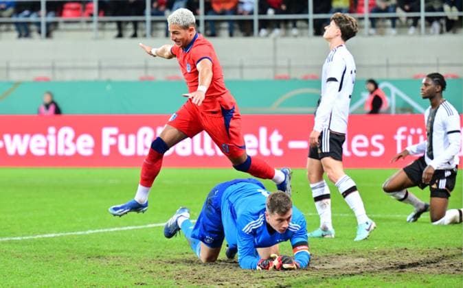 20.11.2023 - Fussball - Deutsche Fussballnationalmannschaft Nationalmannschaft der U20-Juniornen DFB - Länderspiel : Deutschland gg England - - xwoxzix - Torjubel Jubel Freude nach Treffer Tor Torschuß zum 1:1 durch Mateo Joseph (9, England ) - Tjark Ernst (1, Deutschland ) geschlagen