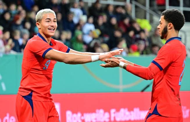 20.11.2023 - Fussball - Deutsche Fussballnationalmannschaft Nationalmannschaft der U20-Juniornen DFB - Länderspiel : Deutschland gg England - - xwoxzix - Torjubel Jubel Freude nach Treffer Tor Torschuß zum 1:1 durch Mateo Joseph (9, England ) - Mateo Joseph (9, England ) Ryan Andrews (2, England )