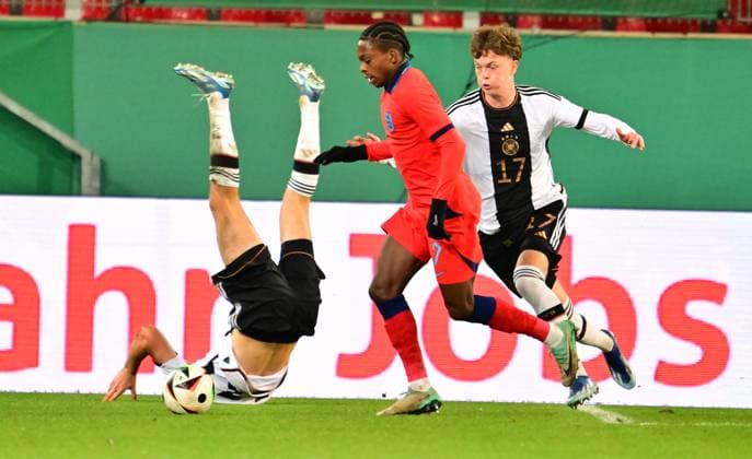 Sport Bilder des Tages 20.11.2023 - Fussball - Deutsche Fussballnationalmannschaft Nationalmannschaft der U20-Juniornen DFB - Länderspiel : Deutschland gg England - - xwoxzix - Tom Rothe (13, Deutschland ) Martial Godo (7, England ) Paul Wanner (17, Deutschland )p