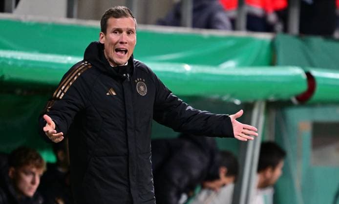 20.11.2023 - Fussball - Deutsche Fussballnationalmannschaft Nationalmannschaft der U20-Juniornen DFB - Länderspiel : Deutschland gg England - - xwoxzix - Hannes Wolf ( Trainer Deutschland ) gestikuliert Geste