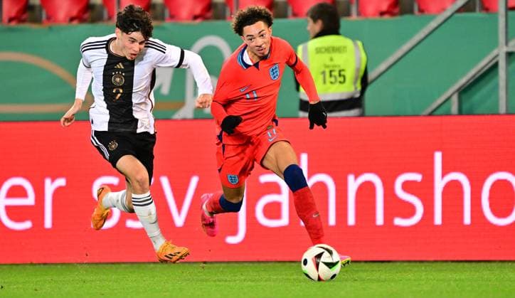 20.11.2023 - Fussball - Deutsche Fussballnationalmannschaft Nationalmannschaft der U20-Juniornen DFB - Länderspiel : Deutschland gg England - - xwoxzix - Ben Bobzien (7, Deutschland ) Sam Edozie (11, England )
