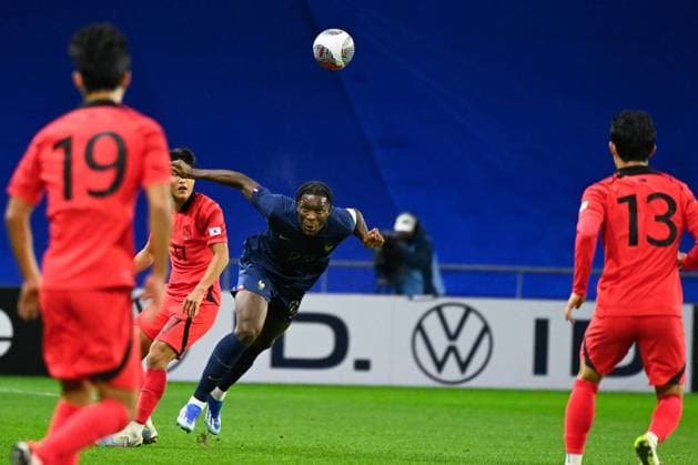 Toure Isaak ( 22 - France ) and An Jaejun ( 17 - South Korea ) during the match between France and South Korea U21, U 21 at Stade Oceane on November 20, 2023 in Le Havre, France. ( Photo by federico pestellini panoramic ) - FOOTBALL : France vs Coree du Sud Espoirs - Le Havre - 20 11 2023 FedericoPestellini Panoramic 