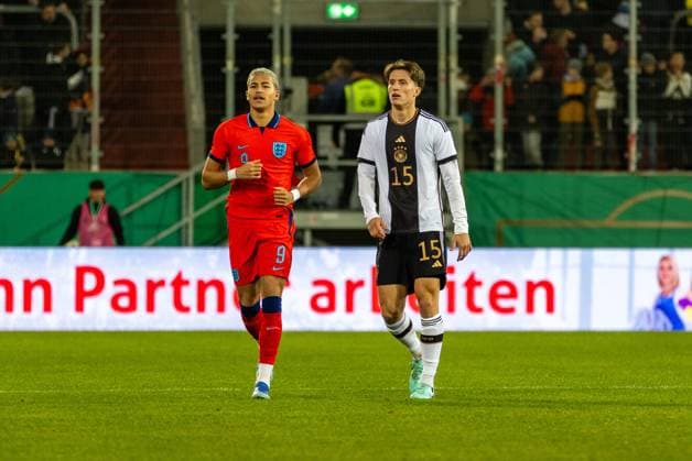 20.11.2023, Fussball, GER, Länderspiel, U20 Elite League, Deutschland - England Fußball Mateo Joseph (Eng) und Tim Oermann DFL REGULATIONS PROHIBIT ANY USE OF PHOTOGRAPHS AS IMAGE SEQUENCES AND OR QUASI-VIDEO. Regensburg Bayern Deutschland Jahnstadion Regensburg