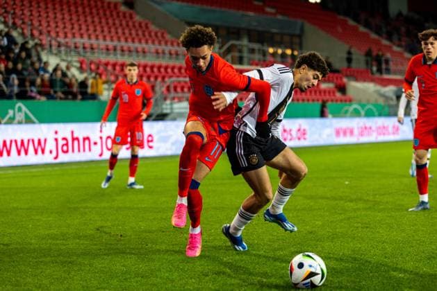 20.11.2023, Fussball, GER, Länderspiel, U20 Elite League, Deutschland - England Fußball DFL REGULATIONS PROHIBIT ANY USE OF PHOTOGRAPHS AS IMAGE SEQUENCES AND OR QUASI-VIDEO. Regensburg Bayern Deutschland Jahnstadion Regensburg