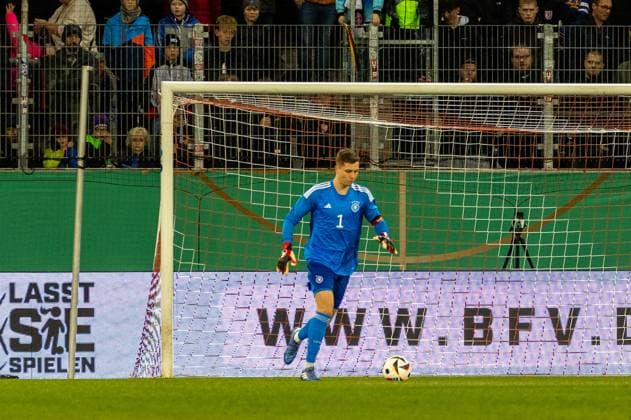 20.11.2023, Fussball, GER, Länderspiel, U20 Elite League, Deutschland - England Fußball Tjark Ernst (Deutschland) DFL REGULATIONS PROHIBIT ANY USE OF PHOTOGRAPHS AS IMAGE SEQUENCES AND OR QUASI-VIDEO. Regensburg Bayern Deutschland Jahnstadion Regensburg