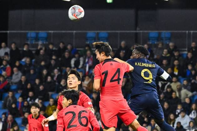 Arnaud Kalimuendo ( 9 - France ) and Cho Hyuntaek ( 14 - South Korea ) during the match between France and South Korea U21, U 21 at Stade Oceane on November 20, 2023 in Le Havre, France. ( Photo by federico pestellini panoramic ) - FOOTBALL : France vs Coree du Sud Espoirs - Le Havre - 20 11 2023 FedericoPestellini Panoramic 