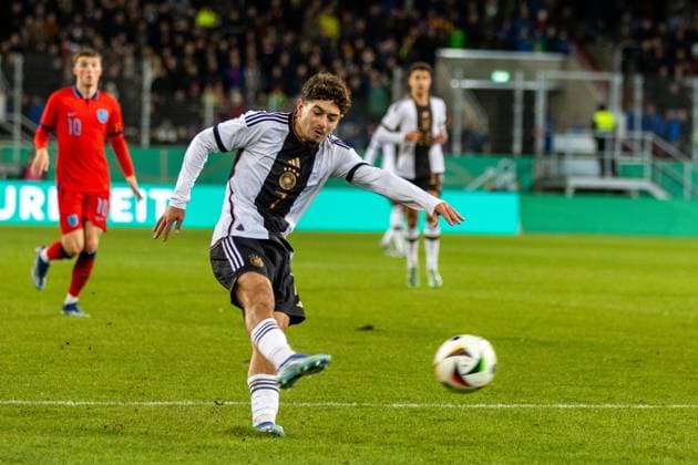 20.11.2023, Fussball, GER, Länderspiel, U20 Elite League, Deutschland - England Fußball Ben Bobzien (Deutschland) DFL REGULATIONS PROHIBIT ANY USE OF PHOTOGRAPHS AS IMAGE SEQUENCES AND OR QUASI-VIDEO. Regensburg Bayern Deutschland Jahnstadion Regensburg