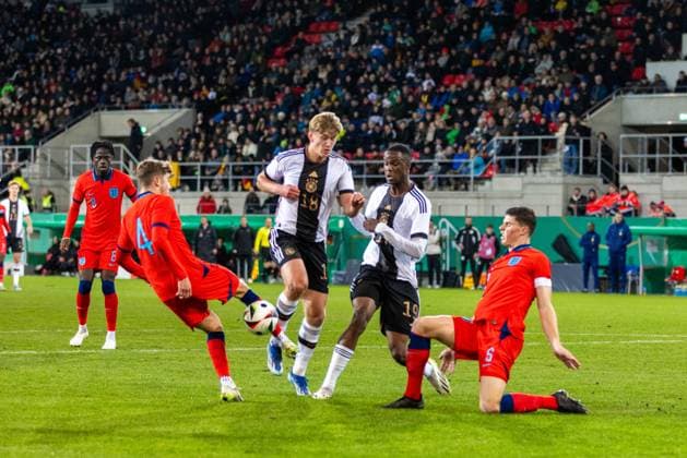 20.11.2023, Fussball, GER, Länderspiel, U20 Elite League, Deutschland - England Fußball Oliver Arblaster (Eng), Aljosha Kemlein, Ilyas Ansah und Ronnie Edwards (Eng) DFL REGULATIONS PROHIBIT ANY USE OF PHOTOGRAPHS AS IMAGE SEQUENCES AND OR QUASI-VIDEO. Regensburg Bayern Deutschland Jahnstadion Regensburg