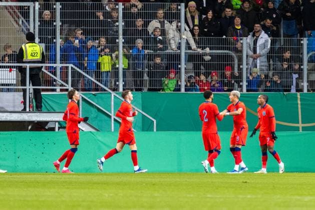 20.11.2023, Fussball, GER, Länderspiel, U20 Elite League, Deutschland - England Fußball Jubel nach dem 1:1 Ausgleich durch Mateo Joseph (Eng) DFL REGULATIONS PROHIBIT ANY USE OF PHOTOGRAPHS AS IMAGE SEQUENCES AND OR QUASI-VIDEO. Regensburg Bayern Deutschland Jahnstadion Regensburg