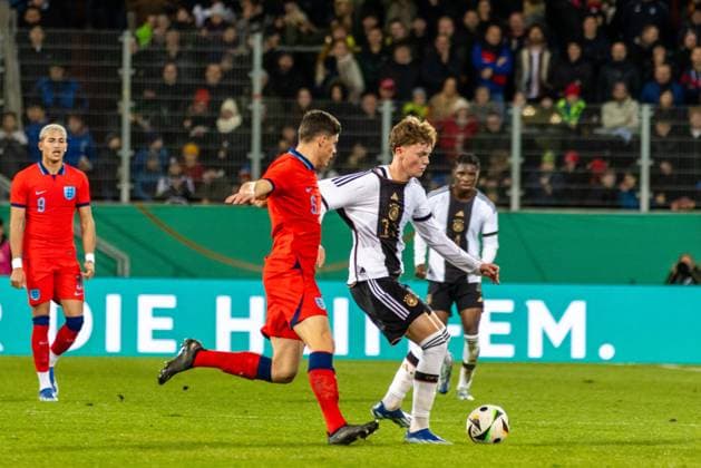 20.11.2023, Fussball, GER, Länderspiel, U20 Elite League, Deutschland - England Fußball Paul Wanner am Ball vor Ronnie Edwards (Eng) DFL REGULATIONS PROHIBIT ANY USE OF PHOTOGRAPHS AS IMAGE SEQUENCES AND OR QUASI-VIDEO. Regensburg Bayern Deutschland Jahnstadion Regensburg