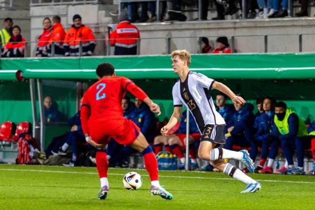 20.11.2023, Fussball, GER, Länderspiel, U20 Elite League, Deutschland - England Fußball Tom Rothe am Ball gegen Ryan Andrews (Eng) DFL REGULATIONS PROHIBIT ANY USE OF PHOTOGRAPHS AS IMAGE SEQUENCES AND OR QUASI-VIDEO. Regensburg Bayern Deutschland Jahnstadion Regensburg