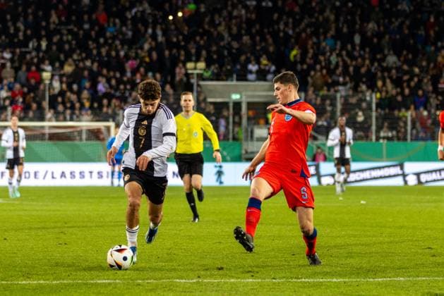 20.11.2023, Fussball, GER, Länderspiel, U20 Elite League, Deutschland - England Fußball Ben Bobzien am Ball gegen Ronnie Edwards (Eng) DFL REGULATIONS PROHIBIT ANY USE OF PHOTOGRAPHS AS IMAGE SEQUENCES AND OR QUASI-VIDEO. Regensburg Bayern Deutschland Jahnstadion Regensburg