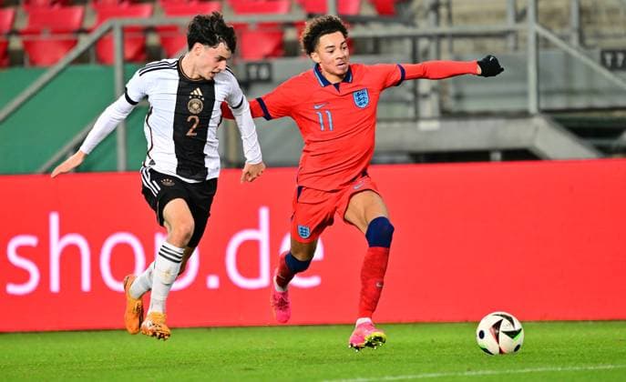 20.11.2023 - Fussball - Deutsche Fussballnationalmannschaft Nationalmannschaft der U20-Juniornen DFB - Länderspiel : Deutschland gg England - - xwoxzix - Nicolas Oliveira (2, Deutschland ) Sam Edozie (11, England )