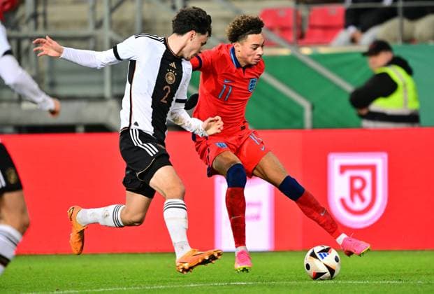 20.11.2023 - Fussball - Deutsche Fussballnationalmannschaft Nationalmannschaft der U20-Juniornen DFB - Länderspiel : Deutschland gg England - - xwoxzix - Nicolas Oliveira (2, Deutschland ) Sam Edozie (11, England , rechts )