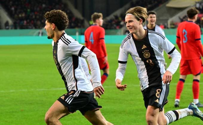 20.11.2023 - Fussball - Deutsche Fussballnationalmannschaft Nationalmannschaft der U20-Juniornen DFB - Länderspiel : Deutschland gg England - - xwoxzix - Torjubel Jubel Freude nach Treffer Tor Torschuß zum 2:1 durch Ben Bobzien (7, Deutschland )
