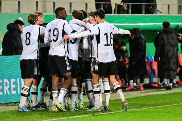 20.11.2023 - Fussball - Deutsche Fussballnationalmannschaft Nationalmannschaft der U20-Juniornen DFB - Länderspiel : Deutschland gg England - - xwoxzix - Torjubel Jubel Freude nach Treffer Tor Torschuß zum 2:1 durch Ben Bobzien (7, Deutschland )