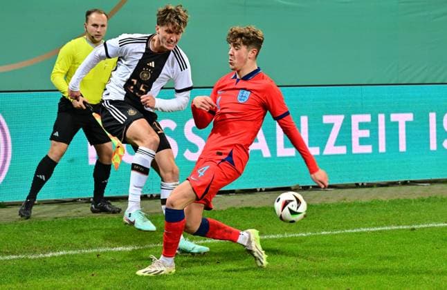 20.11.2023 - Fussball - Deutsche Fussballnationalmannschaft Nationalmannschaft der U20-Juniornen DFB - Länderspiel : Deutschland gg England - - xwoxzix - Tim Oermann (15, Deutschland ) Oliver Arblaster (4, England )