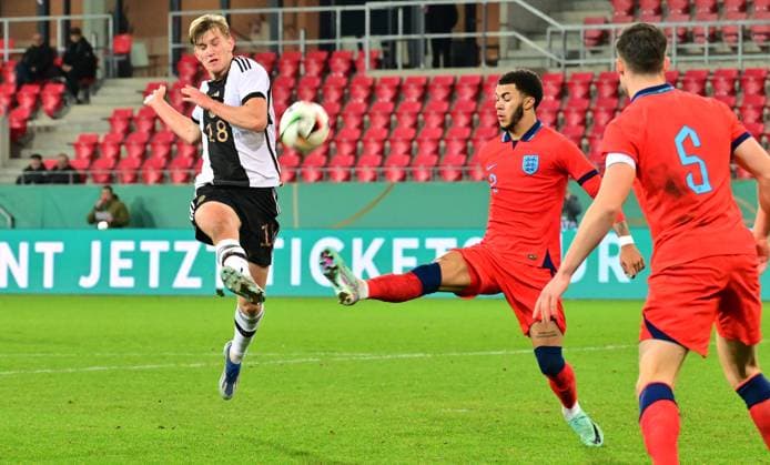 20.11.2023 - Fussball - Deutsche Fussballnationalmannschaft Nationalmannschaft der U20-Juniornen DFB - Länderspiel : Deutschland gg England - - xwoxzix - Aljosha Kemlein (18, Deutschland ) Ryan Andrews (2, England )