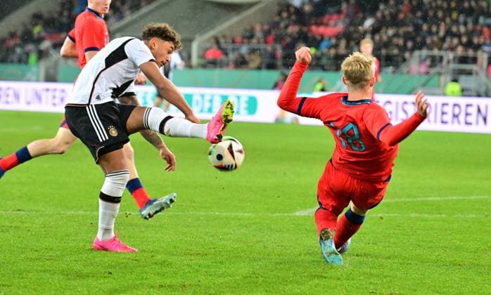 20.11.2023 - Fussball - Deutsche Fussballnationalmannschaft Nationalmannschaft der U20-Juniornen DFB - Länderspiel : Deutschland gg England - - xwoxzix - Armindo Sieb (9, Deutschland ) Lewis Hall (18, England )