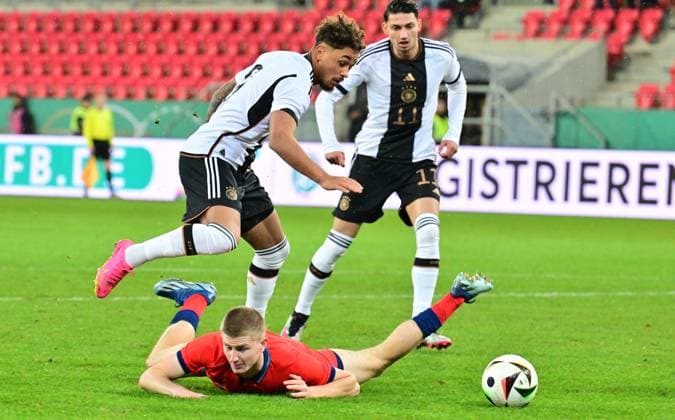 20.11.2023 - Fussball - Deutsche Fussballnationalmannschaft Nationalmannschaft der U20-Juniornen DFB - Länderspiel : Deutschland gg England - - xwoxzix - Armindo Sieb (9, Deutschland ) Adam Wharton (14, England )