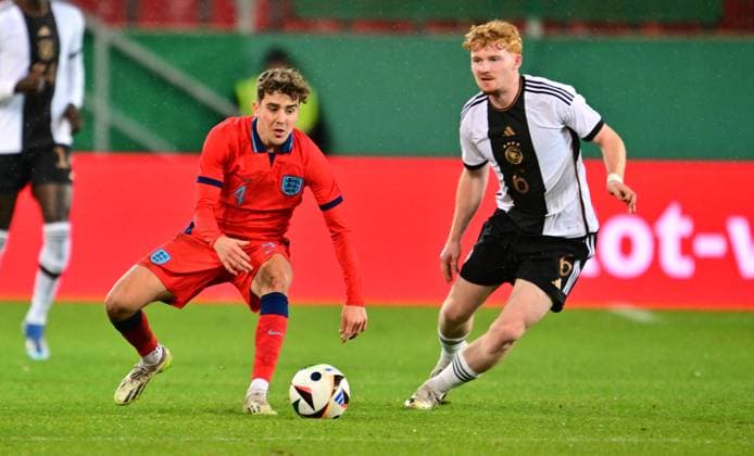 20.11.2023 - Fussball - Deutsche Fussballnationalmannschaft Nationalmannschaft der U20-Juniornen DFB - Länderspiel : Deutschland gg England - - xwoxzix - Oliver Arblaster (4, England ) Robert Wagner (6, Deutschland )